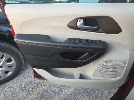 Used 2017 Chrysler Pacifica Touring-L FWD image 12