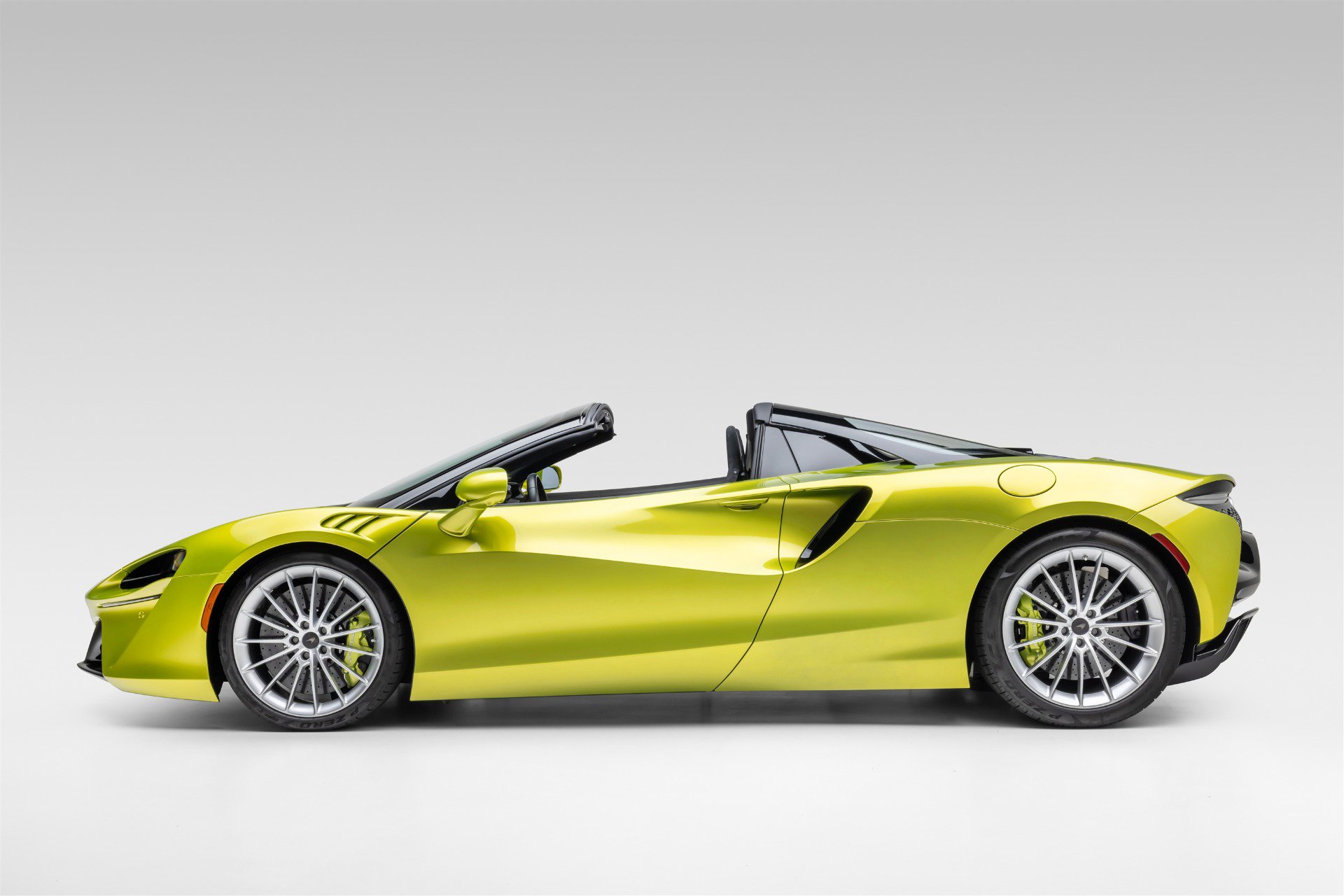 Used 2025 McLaren Artura Spider RWD image 4