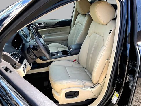 Used 2018 Lincoln MKT AWD image 9