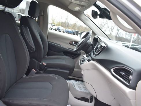 Used 2023 Chrysler Voyager LX image 15