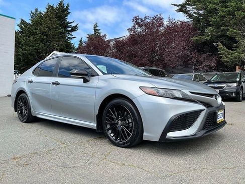 Used 2022 Toyota Camry SE w/ Carpet Mat Package (TMS) FWD image 2