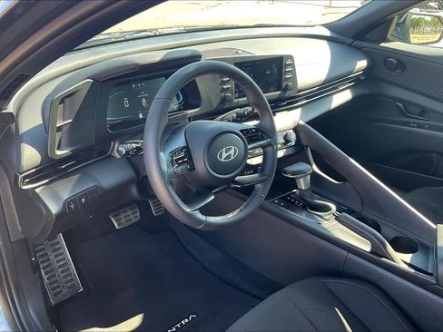 Used 2025 Hyundai Elantra Sport image 2
