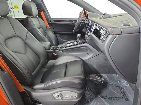 Certified 2025 Porsche Macan AWD/4WD image 27