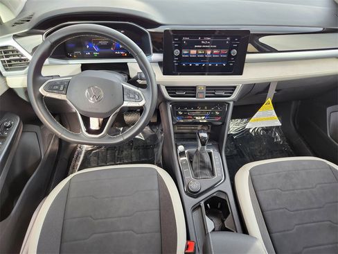 Used 2025 Volkswagen Taos SE image 2
