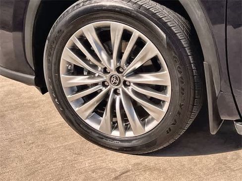 Used 2023 Toyota Highlander Platinum image 9