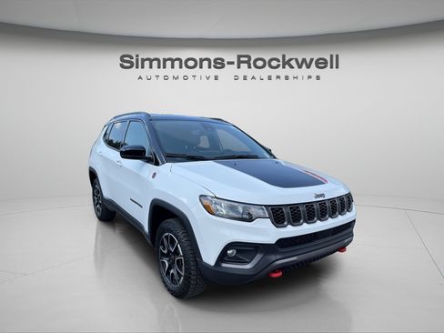 Used 2025 Jeep Compass Trailhawk AWD/4WD image 8