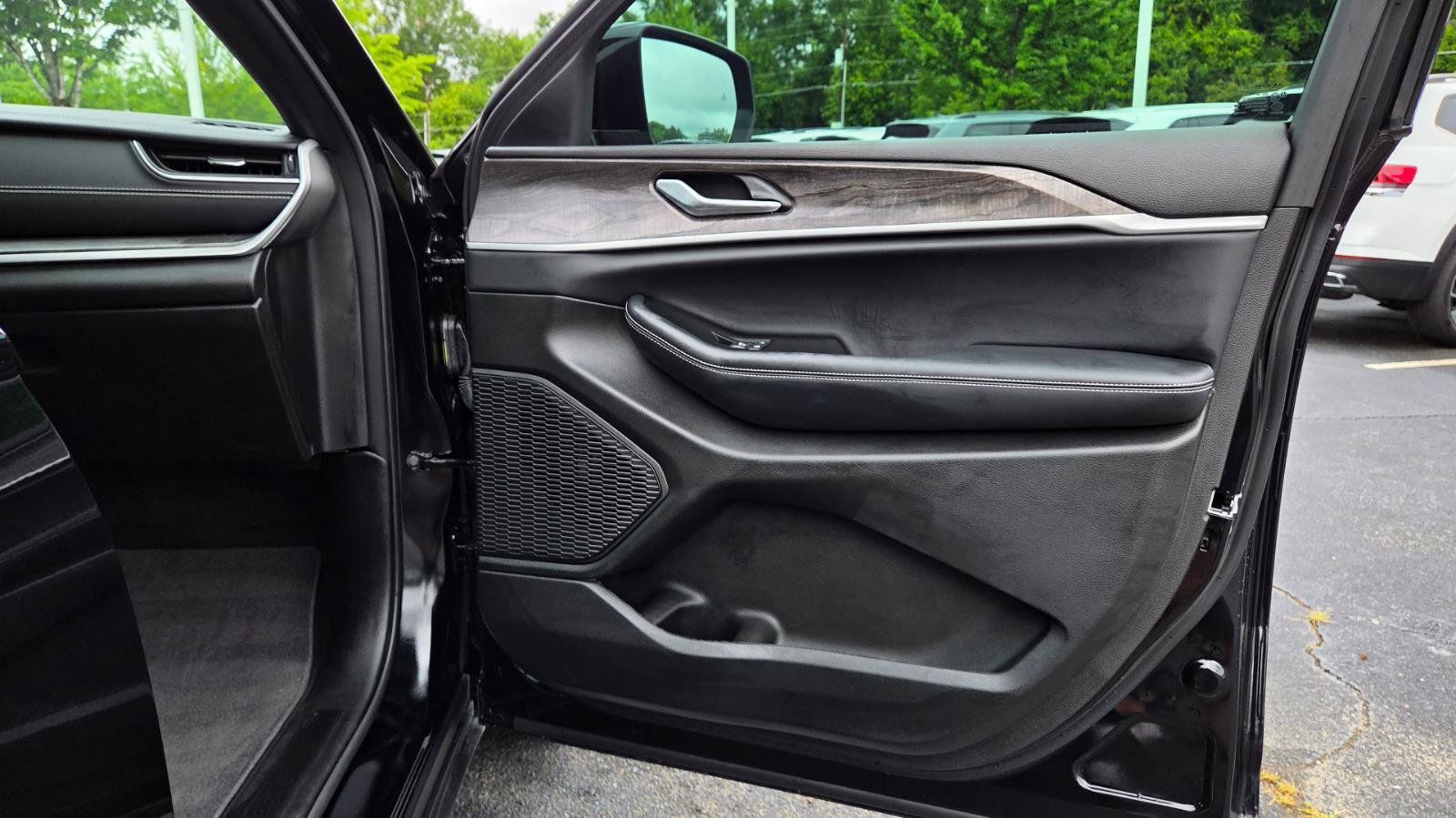 Used 2025 Jeep Grand Cherokee Limited w/ Luxury Tech Group II RWD image 53