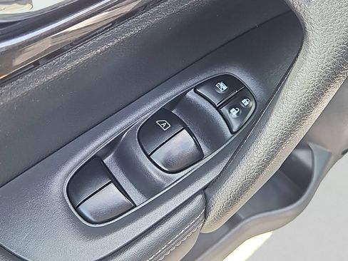 Used 2018 Nissan Rogue SV AWD/4WD image 24