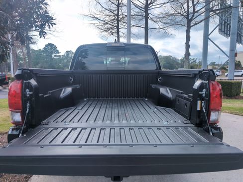 Certified 2022 Toyota Tacoma SR5 image 31