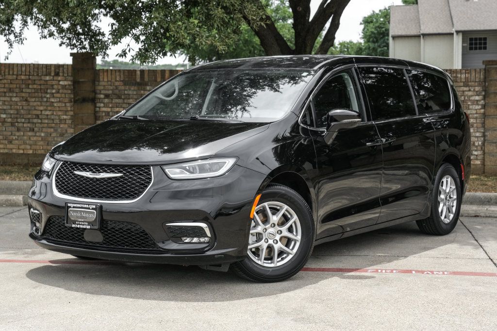 Used 2024 Chrysler Pacifica Touring-L FWD image 11