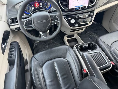 Used 2022 Chrysler Pacifica Touring-L image 20