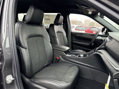 New 2025 Jeep Grand Cherokee L Altitude image 28