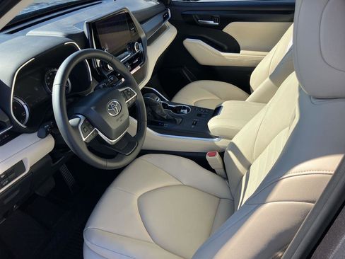 New 2025 Toyota Highlander XLE image 9