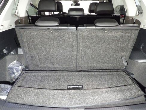 Used 2022 Volkswagen Tiguan SE w/ Panoramic Sunroof Package FWD image 7