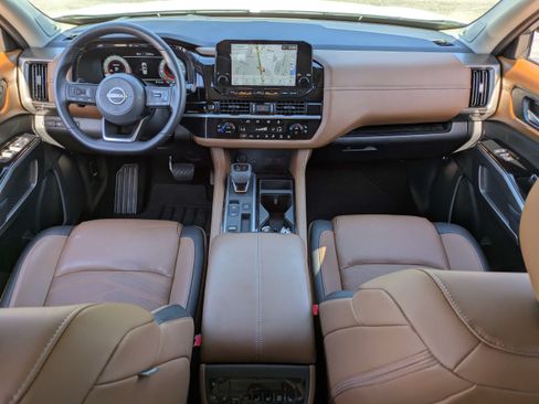 Certified 2025 Nissan Pathfinder Platinum w/ Black Appearance Package FWD image 17