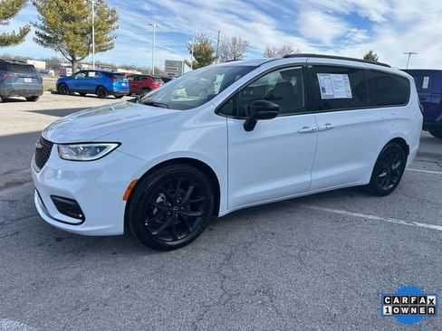 Used 2025 Chrysler Pacifica Limited image 14