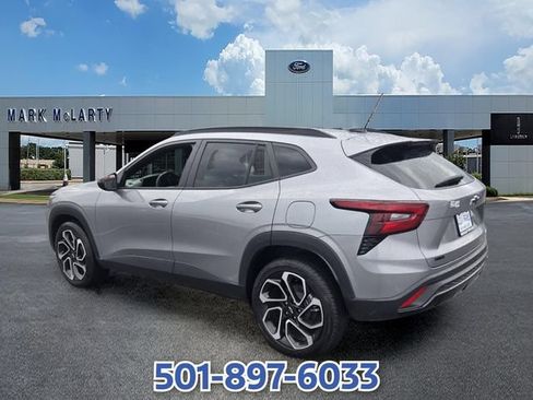 Used 2025 Chevrolet Trax RS w/ Sunroof Package FWD image 3
