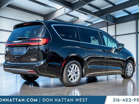 Used 2023 Chrysler Pacifica Touring-L FWD image 36