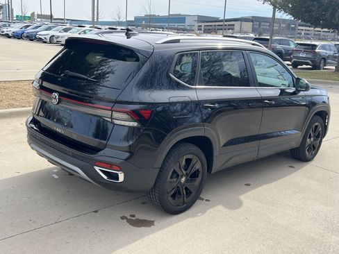 Certified 2025 Volkswagen Taos SE w/ Panoramic Sunroof Package image 10