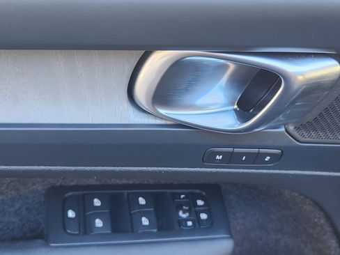 Used 2023 Volvo XC40 B4 Ultimate image 33