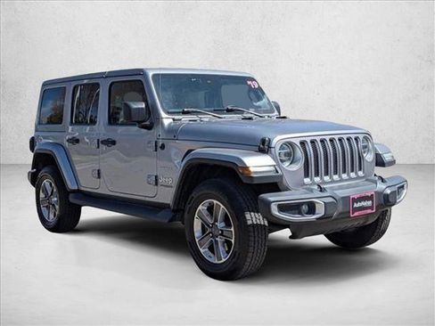 Used 2019 Jeep Wrangler Unlimited Sahara AWD/4WD image 3