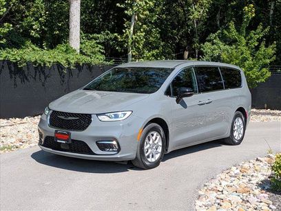 Used 2025 Chrysler Pacifica Select