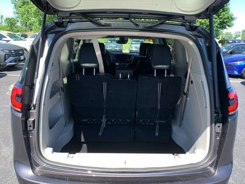 Used 2023 Chrysler Pacifica Touring-L FWD image 23