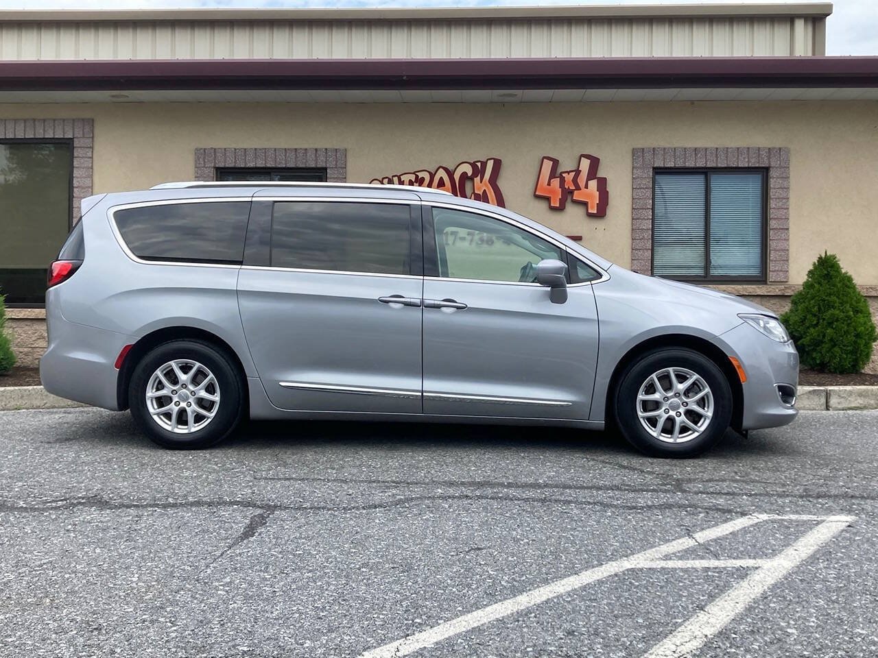 Used 2020 Chrysler Pacifica Touring-L FWD image 38