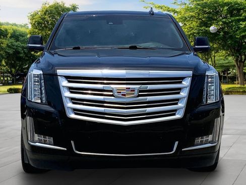 Used 2018 Cadillac Escalade Platinum AWD/4WD image 2
