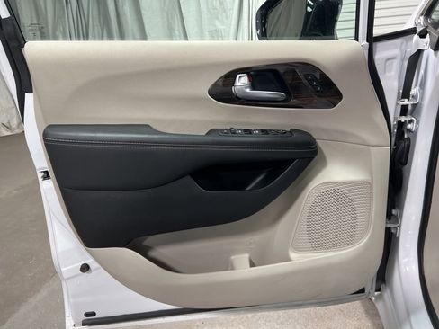 Used 2024 Chrysler Pacifica Limited image 23