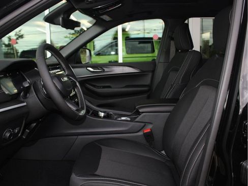 New 2025 Jeep Grand Cherokee Laredo X w/ Luxury Tech Group I image 11