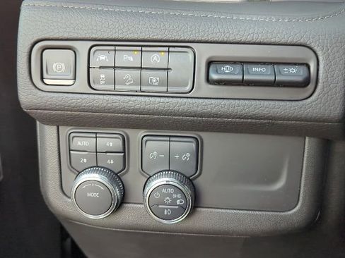 Used 2024 GMC Yukon XL Denali image 13