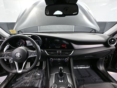 Used 2018 Alfa Romeo Giulia AWD image 25
