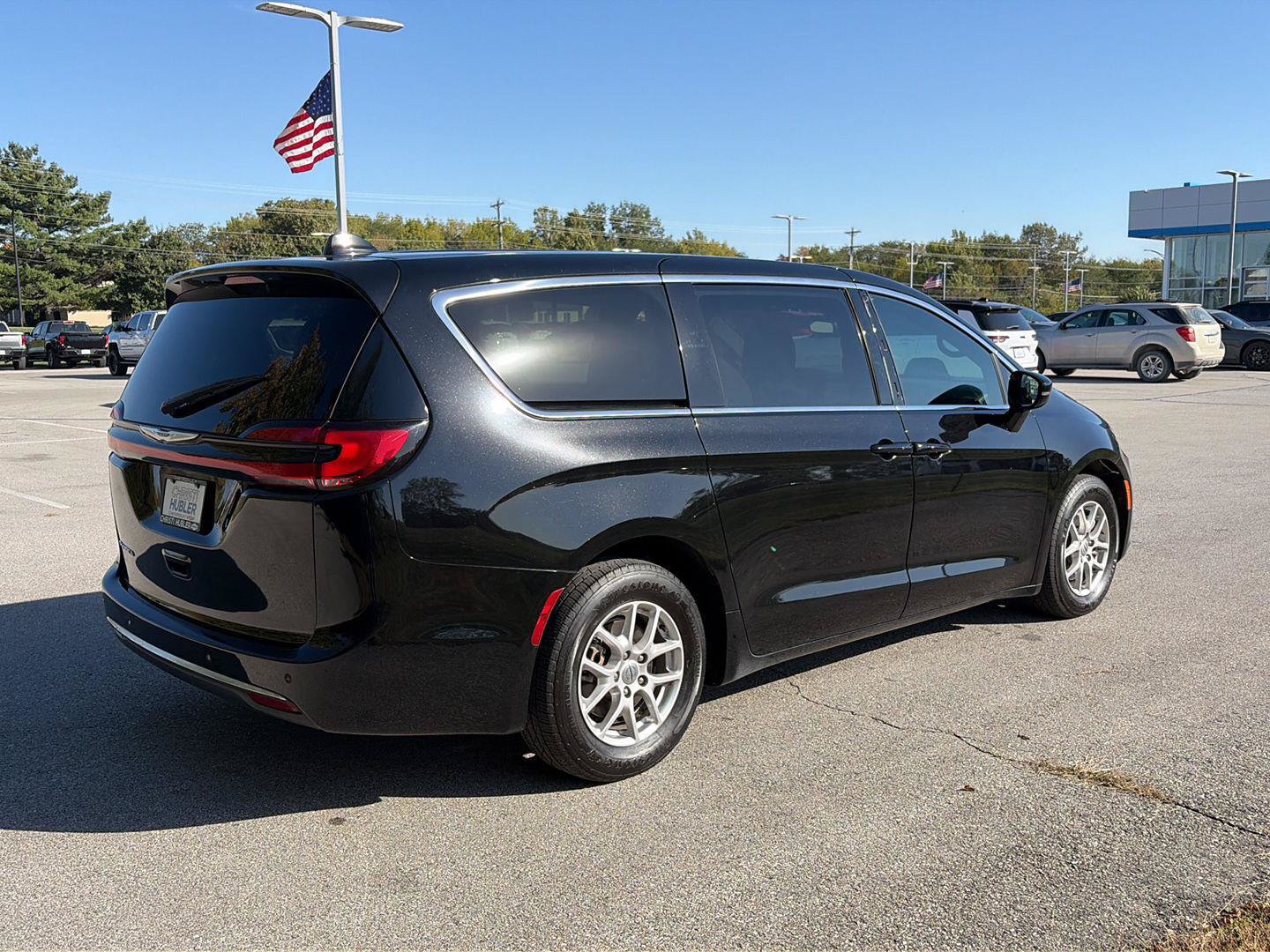 Used 2024 Chrysler Pacifica Touring FWD image 5