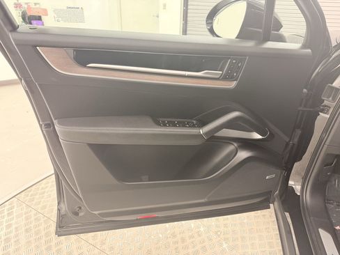 Used 2025 Porsche Cayenne image 20