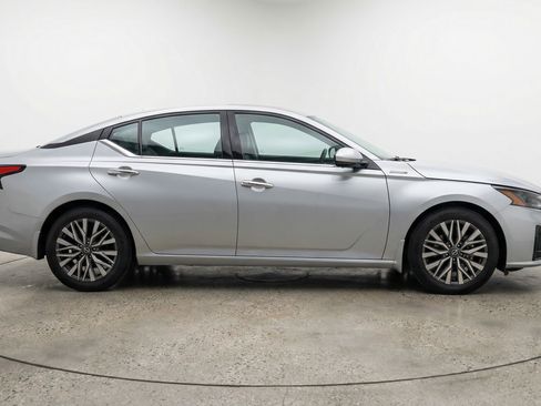 Used 2025 Nissan Altima 2.5 SV image 11