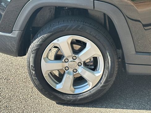 Used 2018 Jeep Compass Latitude w/ Cold Weather Group AWD/4WD image 18