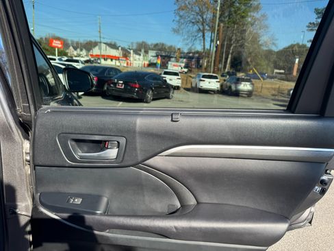 Used 2017 Toyota Highlander SE image 32