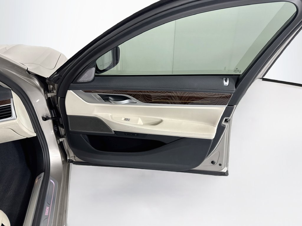 Used 2022 BMW 740i w/ Premium Package RWD image 25
