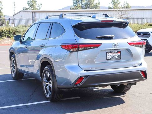 Used 2022 Toyota Highlander XLE AWD/4WD image 5