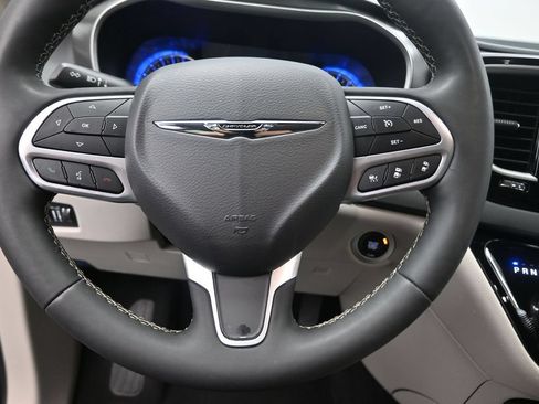 Used 2024 Chrysler Pacifica Touring-L FWD image 8
