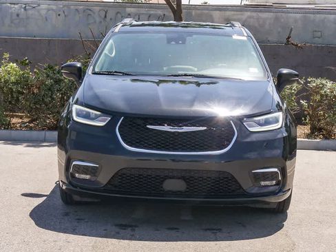 Used 2022 Chrysler Pacifica Touring-L FWD image 2