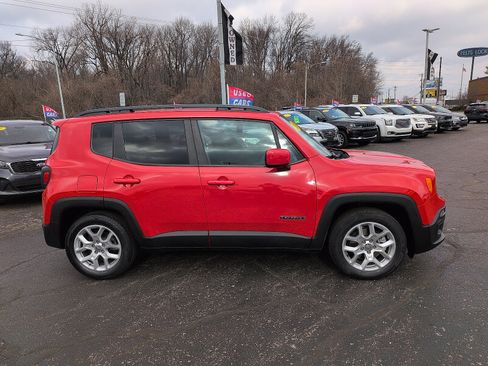 Used 2017 Jeep Renegade Latitude image 2