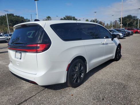 New 2026 Chrysler Pacifica Select image 4