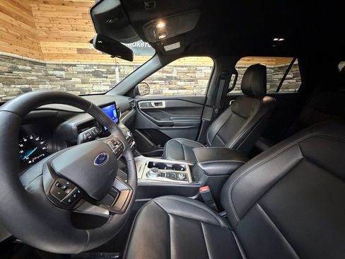 Used 2020 Ford Explorer XLT w/ Equipment Group 202A image 11