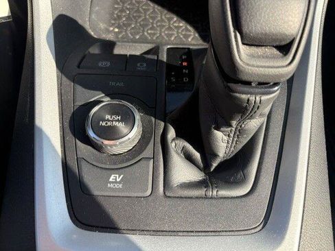 Used 2021 Toyota RAV4 LE AWD/4WD image 13