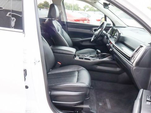 Used 2024 Kia Sorento S image 28