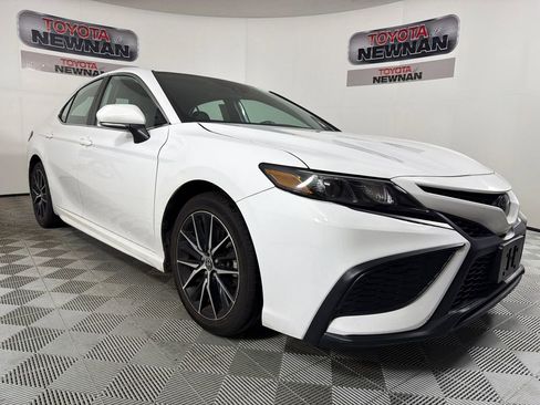 Used 2023 Toyota Camry SE image 1