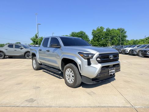 Used 2025 Toyota Tacoma SR AWD/4WD image 3