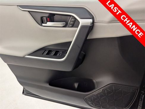 Used 2022 Toyota RAV4 Limited image 27